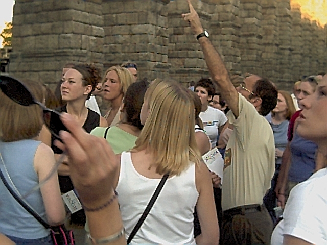 GRUPO KANSAS LOOKS AT THE AQUEDUCT